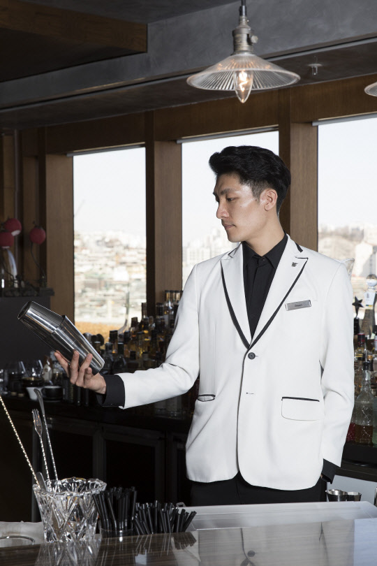 JW 메리어트 동대문 스퀘어 서울은 더 그리핀 소속 유종윤 바텐더가 최근 일본 전통주 회사 류큐 아와모리가 주최한 '제18회 2017 류큐 아와모리 칵테일 챌린지 아시아 컵'에서 최종 우승했다고 15일 밝혔다. 한국 바텐더로는 이 대회 첫 우승자다. 이번 첼린지는 주최국인 일본과 한국 대만 싱가폴 베트남 등 5개국이 모이는 국제 대회로, 공식 대회에 입상해야 대회 진출 기회가 주어질 만큼 참가뿐만 아니라 입상하기까지 경쟁이 매우 치열한 대회 중 하나다. JW 메리어트 동대문 스퀘어 서울 제공